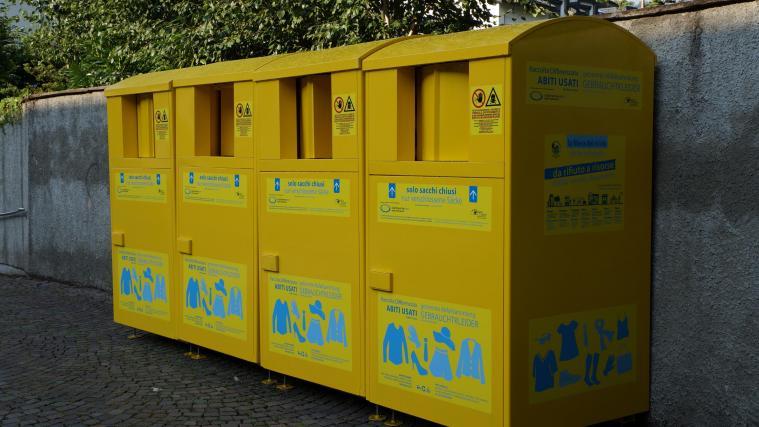 Wer in Brixen Kleidung, Schuhe, Taschen und Wäsche über die gelben Altkleidercontainer entsorgt, trägt dazu bei, soziale Projekte auf lokaler Ebene zu unterstützen.